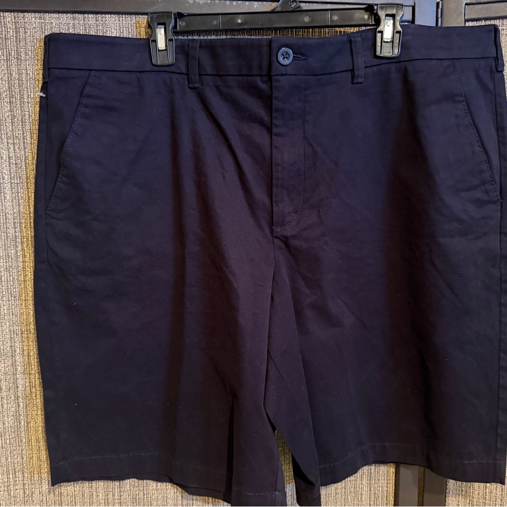 Men’s Size 42 APT 9 Black Flat Front Shorts Versatile Style